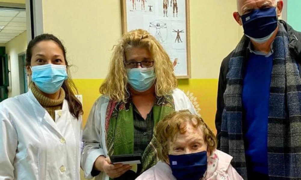 Εμβολιάστηκε η Μαργαρίτα Παπανδρέου με την συνοδεία του Γ. Παπανδρέου